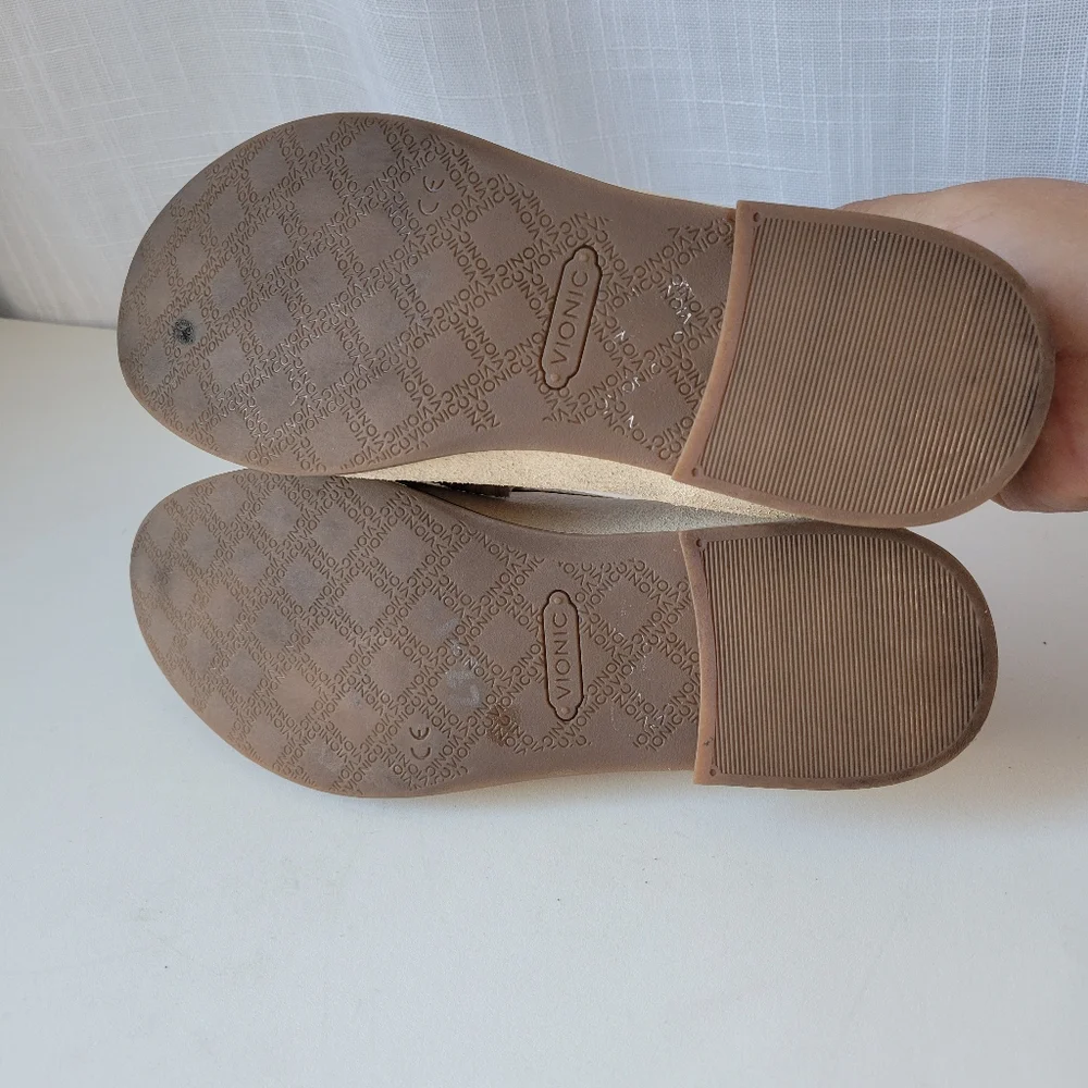 Vionic women's Waverly loafers in cream and gold size 7